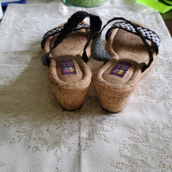 Shoes - Picture 3 of 4